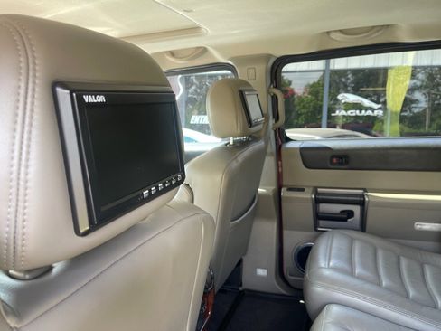Used 2004 HUMMER H2 w/ Preferred Equipment Group image 19
