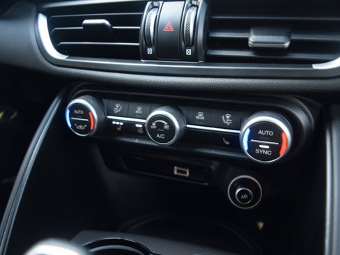 Used 2022 Alfa Romeo Giulia Veloce image 11