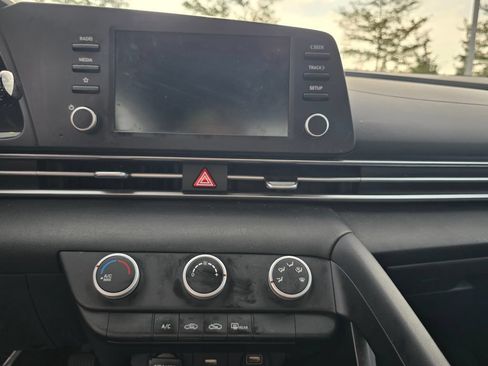 Used 2021 Hyundai Elantra SE FWD image 20