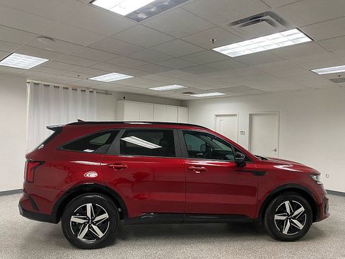 Used 2021 Kia Sorento S w/ Panoramic Sunroof Package image 4