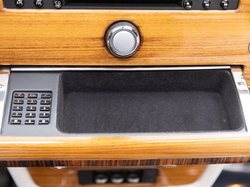 Used 2010 Rolls-Royce Phantom Drophead Coupe image 95