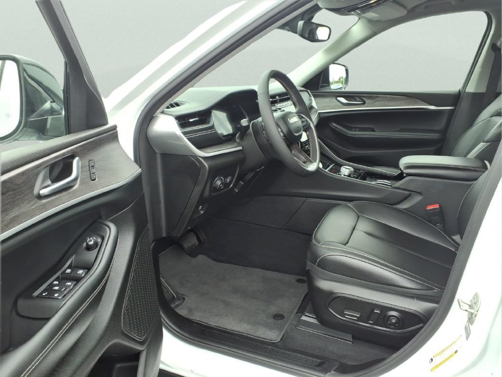 Used 2023 Jeep Grand Cherokee L Limited AWD/4WD image 10