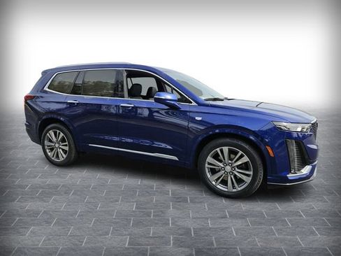 Certified 2025 Cadillac XT6 Premium Luxury FWD image 3