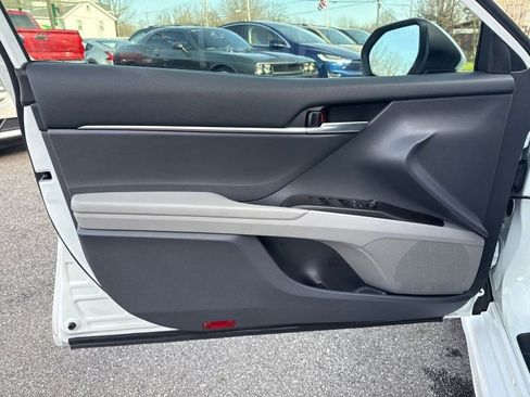 Used 2021 Toyota Camry SE image 9