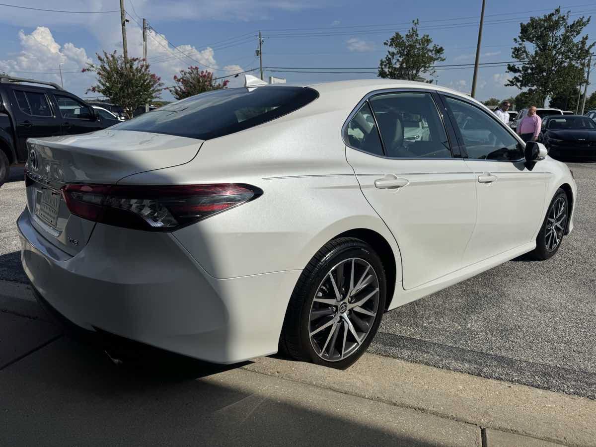 Used 2022 Toyota Camry XLE FWD image 6