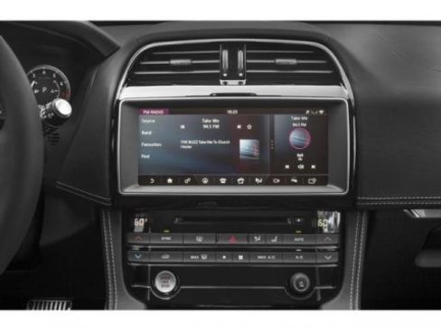 Used 2018 Jaguar F-PACE R-Sport image 10