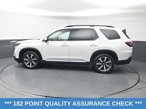 Used 2025 Honda Pilot Touring image 4