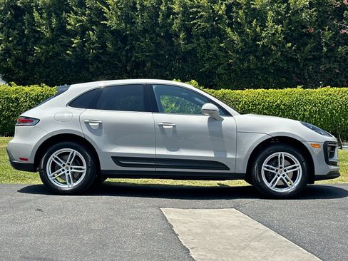 Certified 2024 Porsche Macan AWD/4WD image 9