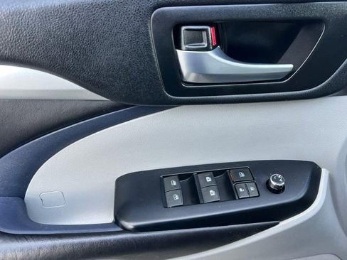 Used 2018 Toyota Highlander XLE image 8