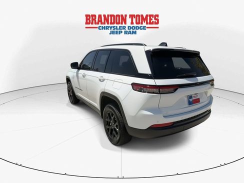 Used 2025 Jeep Grand Cherokee Altitude RWD image 6