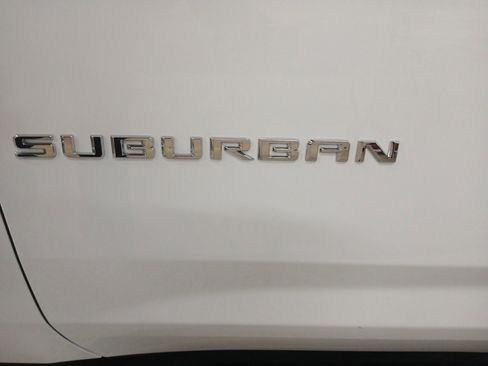Used 2024 Chevrolet Suburban LT image 9