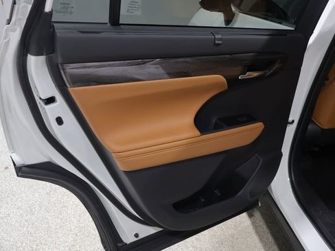 Used 2025 Toyota Highlander Platinum image 20