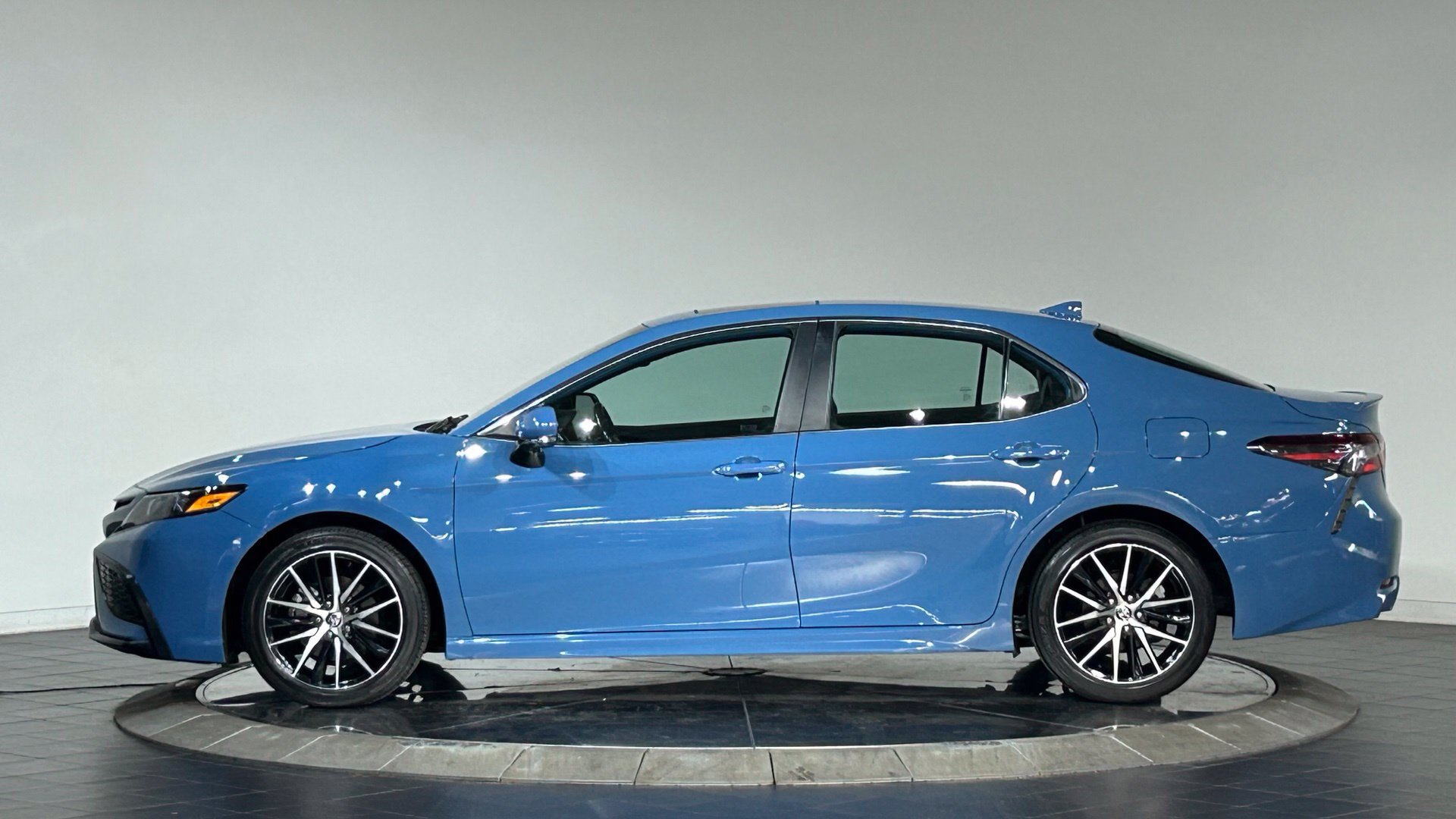 Used 2024 Toyota Camry SE w/ Convenience Package FWD image 6
