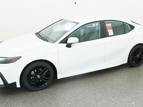 New 2026 Toyota Camry SE image 2