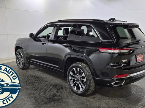 Used 2022 Jeep Grand Cherokee Overland w/ Luxury Tech Group IV AWD/4WD image 5