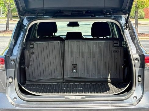 Used 2021 Toyota Highlander L FWD image 16