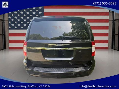 Used 2015 Chrysler Town & Country S FWD image 9