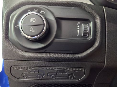 Used 2025 Jeep Gladiator Sport AWD/4WD image 18