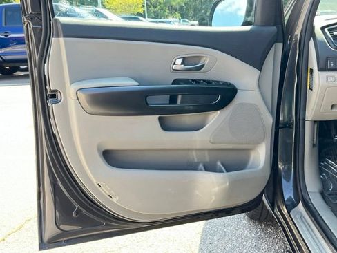 Used 2017 Kia Sedona LX w/ LX Essentials Premium Package FWD image 18