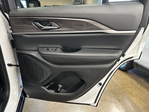 Used 2023 Jeep Grand Cherokee Limited image 27