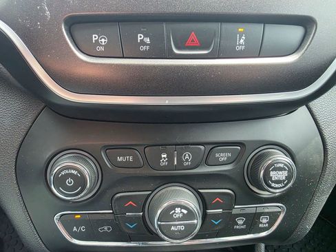 Used 2020 Jeep Cherokee Trailhawk image 16