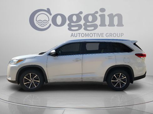 Used 2018 Toyota Highlander XLE FWD image 2