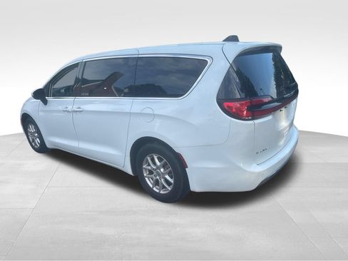 Used 2023 Chrysler Pacifica Touring-L FWD image 15