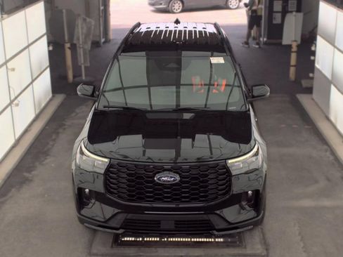 Used 2025 Ford Explorer ST-Line w/ ST-Line Street Pack AWD/4WD image 2