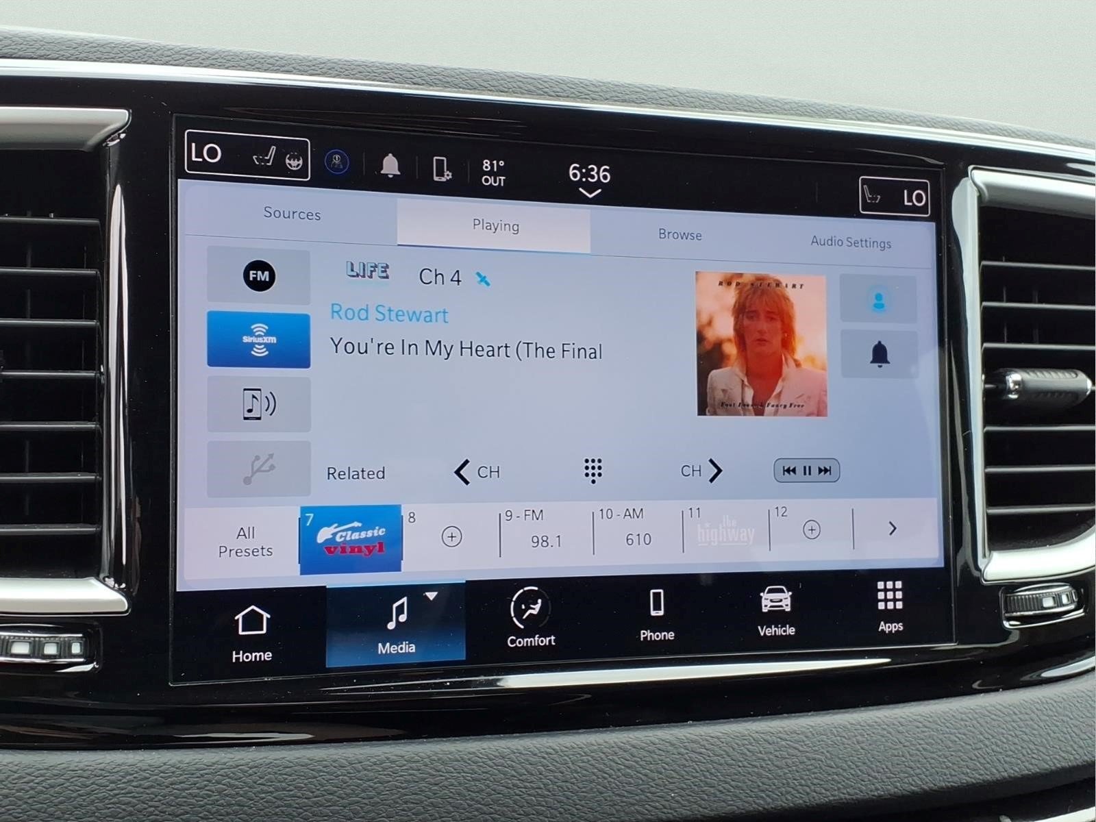 Used 2024 Chrysler Pacifica Touring-L FWD image 13