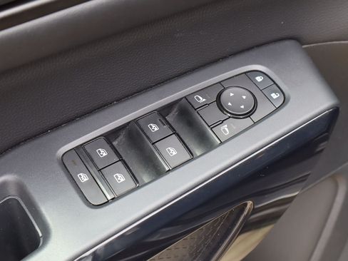Used 2025 Nissan Pathfinder SV FWD image 22