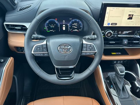 Certified 2026 Toyota Highlander Platinum AWD/4WD image 14