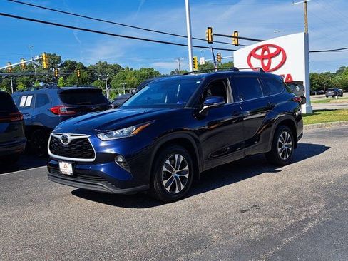 Used 2020 Toyota Highlander XLE AWD/4WD image 2
