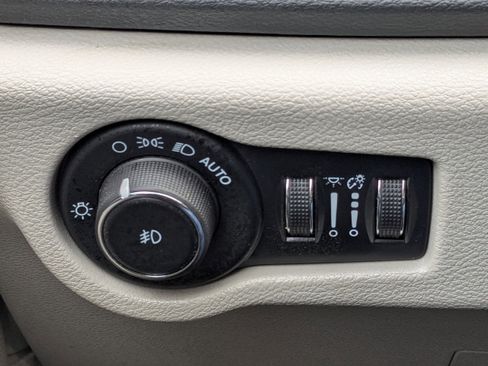 Used 2023 Chrysler Pacifica Touring-L image 31