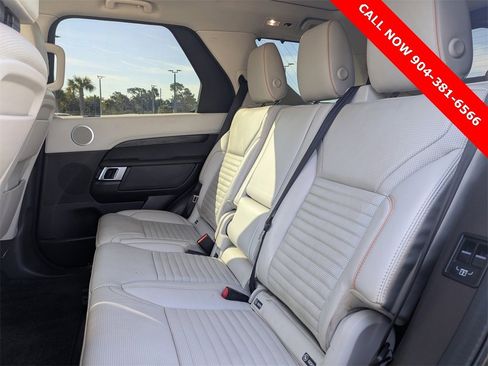 Used 2019 Land Rover Discovery HSE image 17