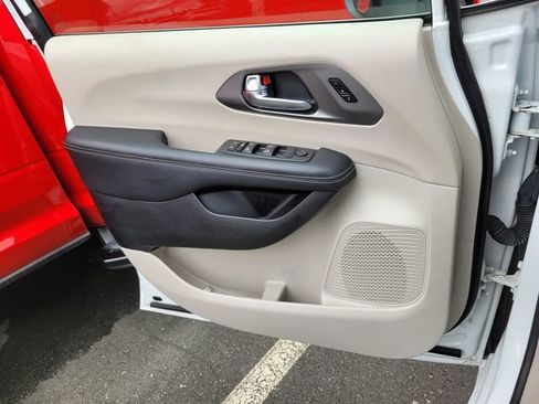 Used 2023 Chrysler Pacifica Touring-L FWD image 27