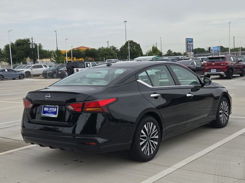 Used 2025 Nissan Altima 2.5 SV FWD image 3
