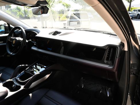 Used 2025 Porsche Cayenne S AWD/4WD image 54