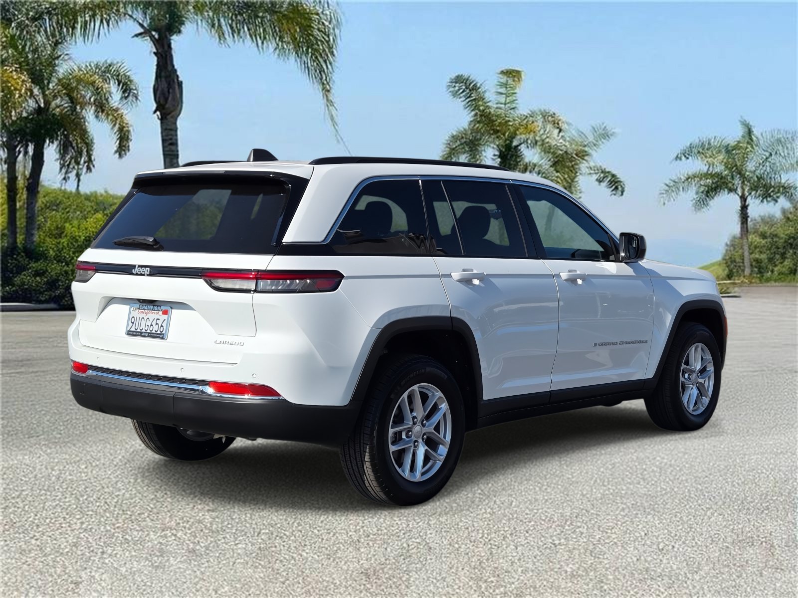 Used 2025 Jeep Grand Cherokee Laredo X RWD image 4