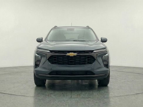 Used 2025 Chevrolet Trax LT FWD image 2