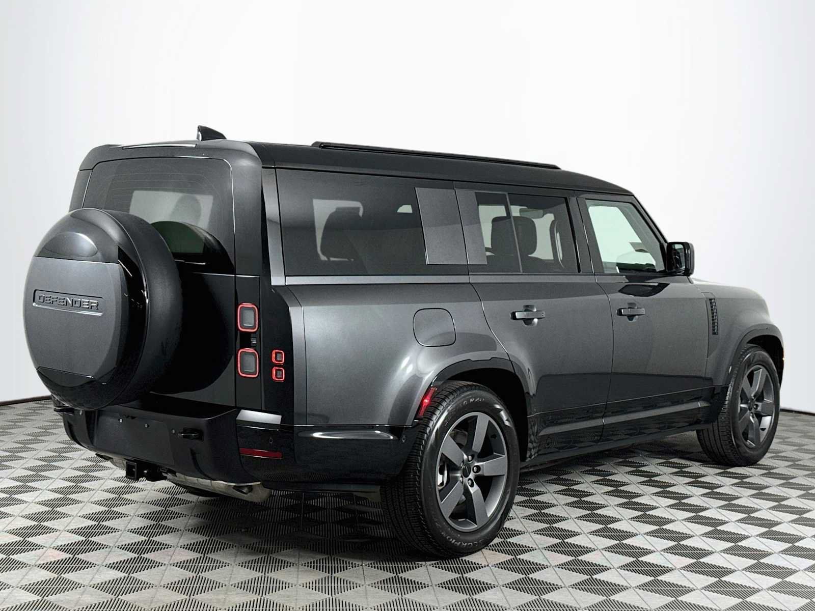 Used 2026 Land Rover Defender 130 X-Dynamic SE AWD/4WD image 5