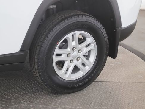 Used 2025 Jeep Grand Cherokee Laredo w/ MOPAR Finishing Package image 14