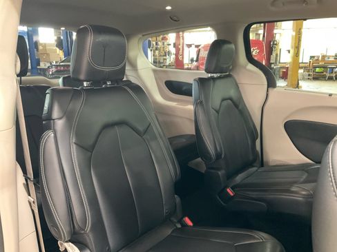 Used 2023 Chrysler Pacifica Touring-L FWD image 19