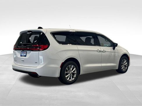 New 2027 Chrysler Pacifica Select AWD/4WD image 7