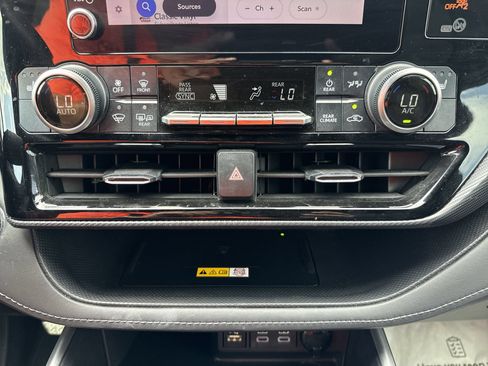 Used 2023 Toyota Highlander XSE FWD image 17