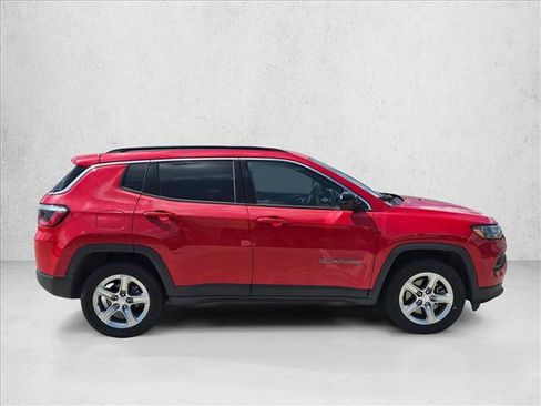Used 2024 Jeep Compass Latitude AWD/4WD image 4