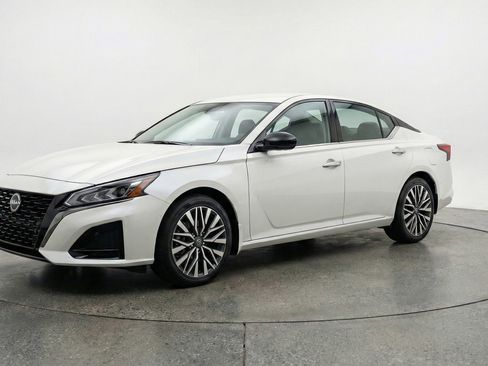 Used 2025 Nissan Altima 2.5 SV image 3
