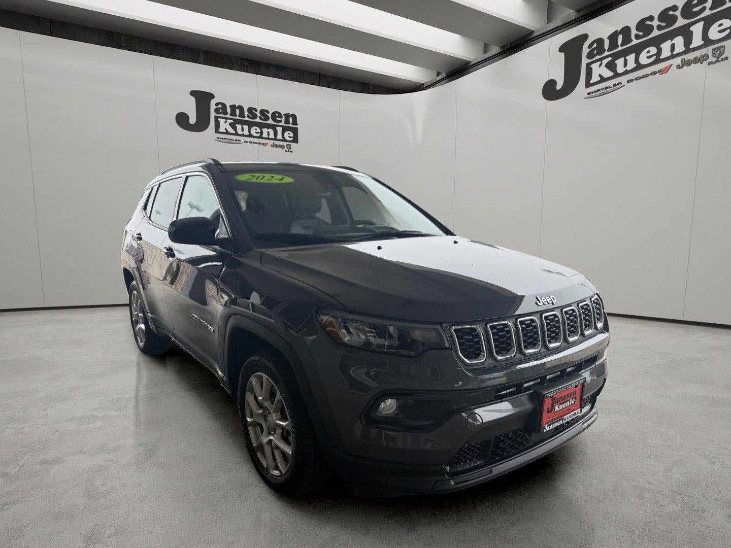 Used 2024 Jeep Compass Latitude AWD/4WD image 5