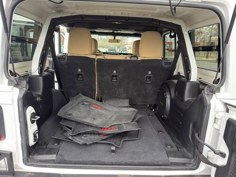 Used 2019 Jeep Wrangler Unlimited Sahara image 28