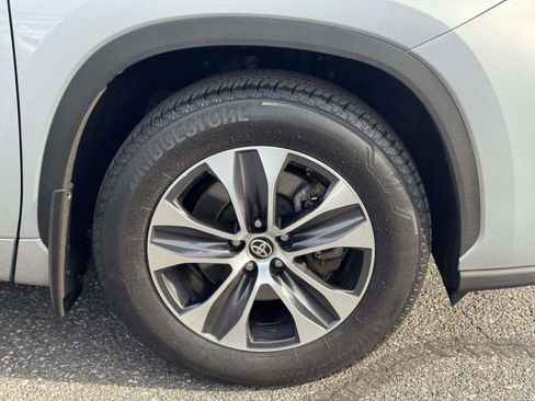 Certified 2021 Toyota Highlander XLE image 9