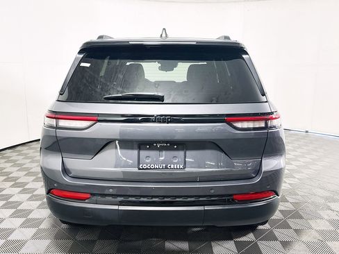 Used 2024 Jeep Grand Cherokee Altitude RWD image 4